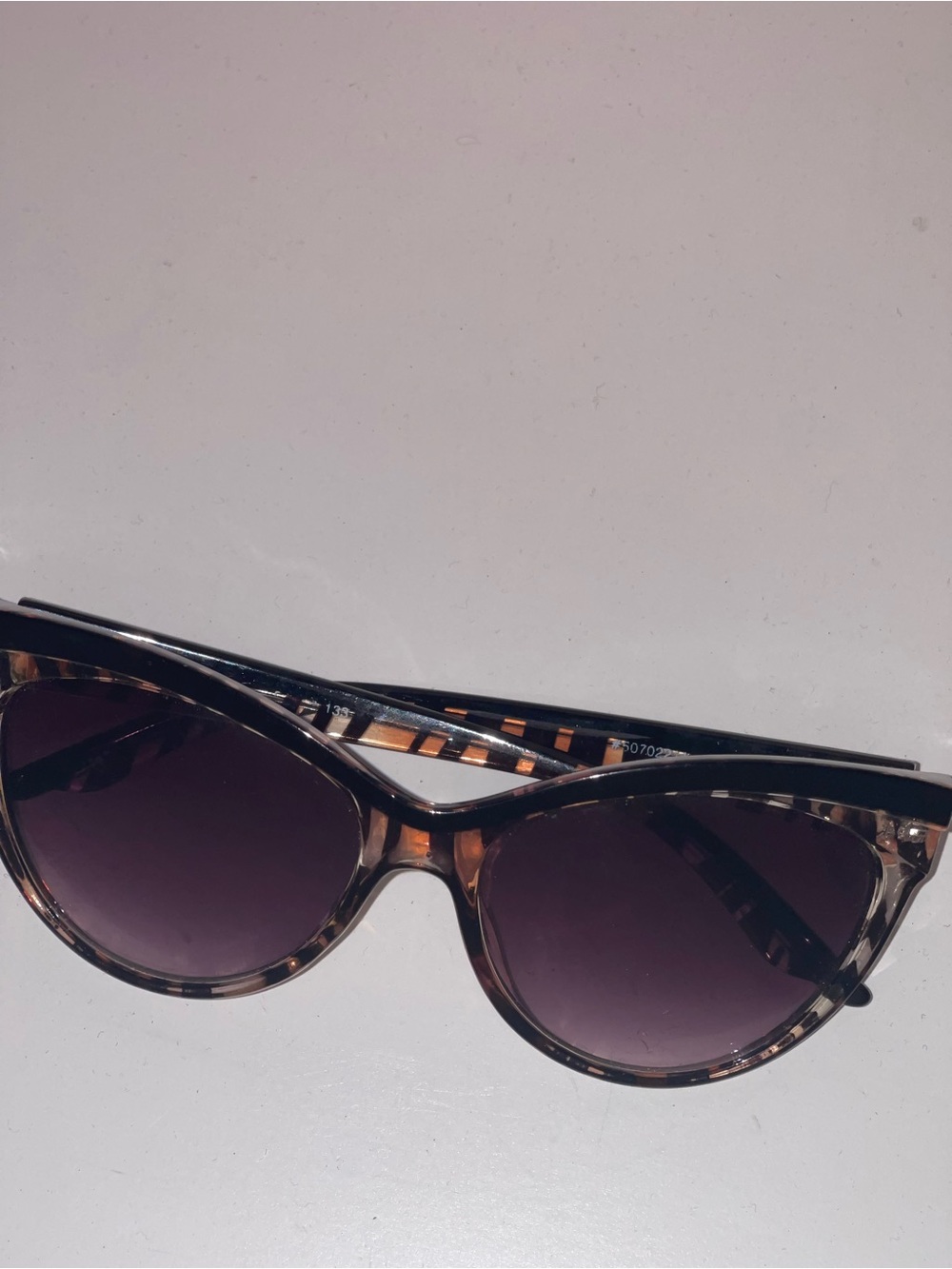 Chic Cat-Eye Tortoiseshell Sunglasses | Retro Mob Wife Aesthetic | Brown & Black - Picture 4 of 6